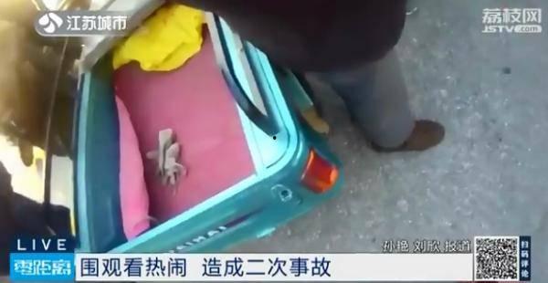 骑车吃瓜被打事件,一幕引发社会关注的街头冲突