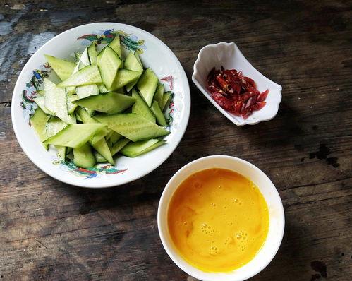 端碗吃瓜照片图片