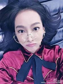 戴眼镜女吃瓜,趣味横生的日常生活瞬间