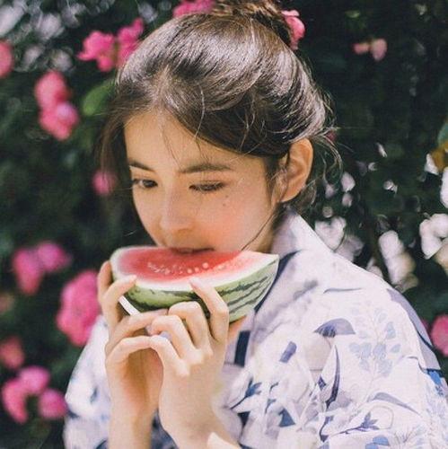 少女吃瓜摆件图片,趣味盎然的现代家居新宠